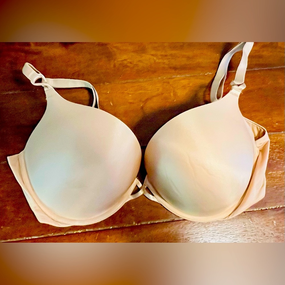 Victoria’s Secret bombshell 38D